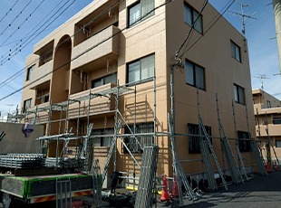 埼玉県吉川市アパート大規模改修工事の足場設置中