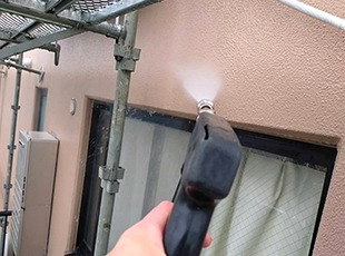 埼玉県吉川市アパート外壁の高圧洗浄作業