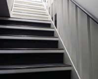 東京都中央区店舗ビルの階段・ドア塗装工事の施工事例