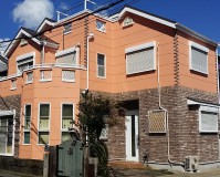 神奈川県横須賀市オレンジの外壁と意匠サイディングの戸建住宅の外壁塗装・屋根塗装工事の施工事例
