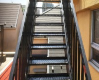 東京都葛飾区オフィスビル鉄骨階段のサビ止め塗装工事の施工事例