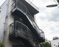 東京都世田谷区マンションの鉄骨階段サビ止め塗装工事の施工事例