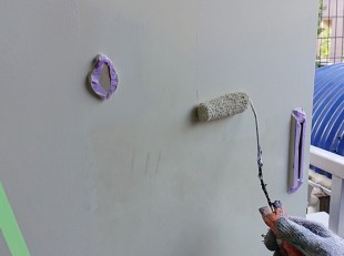 塗装職人の玄関ドア塗装