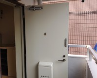 東京都目黒区アパートの玄関ドア塗装工事の施工事例