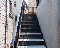 東京都大田区3階建アパートの鉄骨階段・廊下塗装工事の施工事例