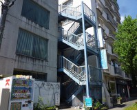 東京都日野市4階建ビルの鉄骨階段塗装・長尺シート工事の施工事例