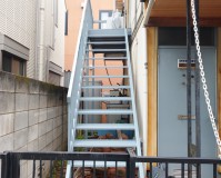 東京都目黒区アパートの鉄骨階段塗装工事の施工事例（2020/07/31）