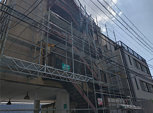 横浜市マンション大規模修繕工事 仮設足場設置