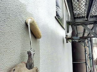 外壁塗装の下塗り作業