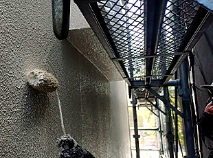 外壁塗装の中塗り作業