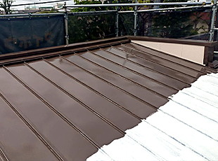 屋根塗装の中塗り作業