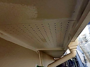 軒天の塗装作業