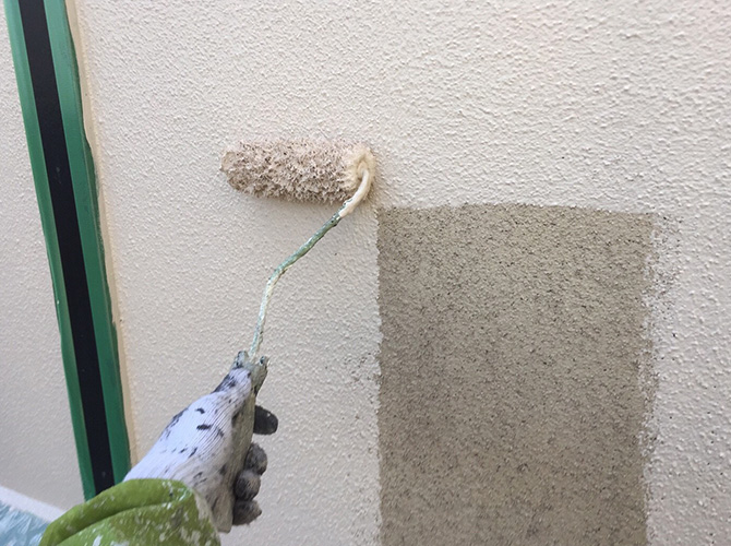 足立区西新井の住宅 外壁にガイナを中塗り