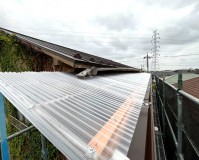 新しいポリカーボネート波板と軒樋に張り替えた足立区の倉庫のテラス屋根 施工後