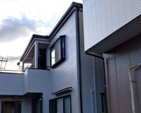 白系に塗り替えた外壁とカバー工法の屋根が仕上がった東京都足立区の戸建