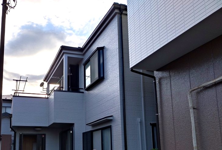 白系に塗り替えた外壁とカバー工法の屋根が仕上がった東京都足立区の戸建