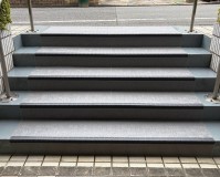 施工後:ノンスリップの長尺シートに一新した多摩市マンションの共用階段