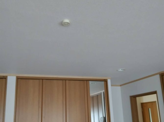 足立区の住宅 クロス張替え後の天井と収納まわり
