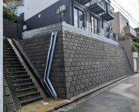 高圧洗浄で黒ずみ・汚れを洗い流した千葉県佐倉市アパートの擁壁 施工後