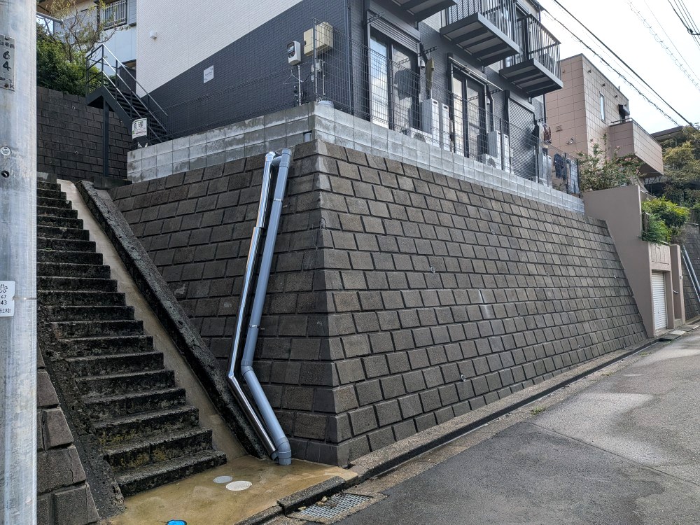 高圧洗浄で黒ずみ・汚れを洗い流した千葉県佐倉市アパートの擁壁 施工後