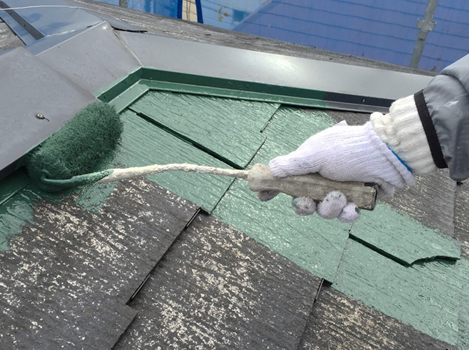 屋根塗装の中塗り施工中のようすです。