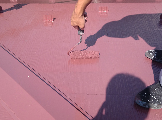 屋根塗装の上塗り施工中