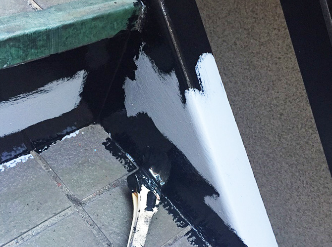 階段の鉄部も錆止め塗装でメンテナンスします。