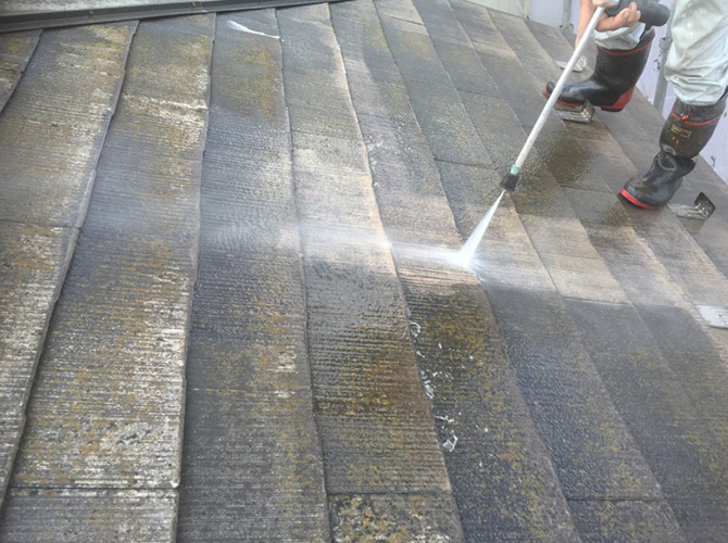 屋根塗装前の高圧洗浄の施工中です。