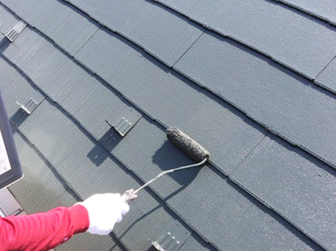 屋根塗装の上塗り施工中です。