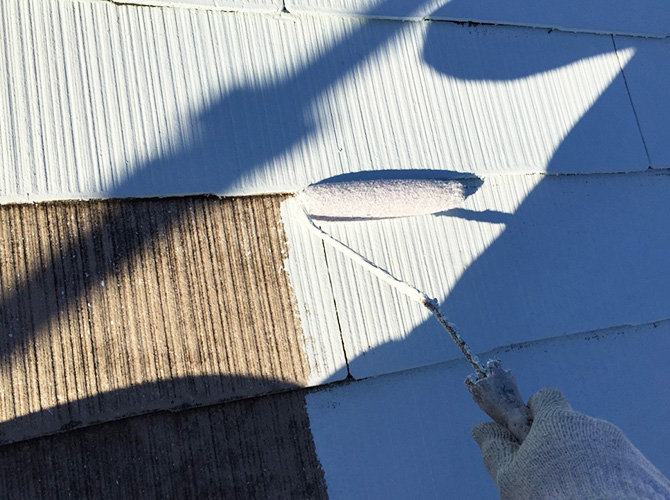 屋根塗装の下塗り施工中