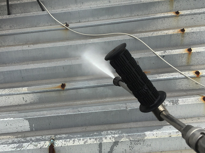 折板屋根の高圧洗浄