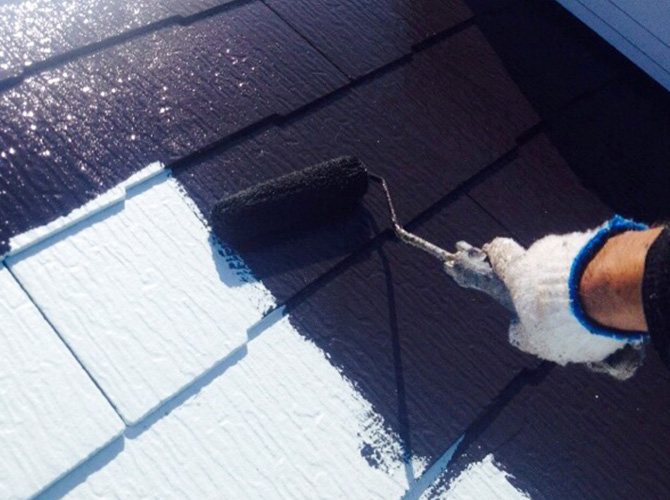 屋根塗装の中塗り施工中です。
