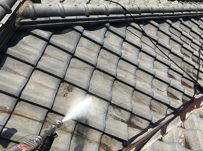 瓦屋根の高圧洗浄