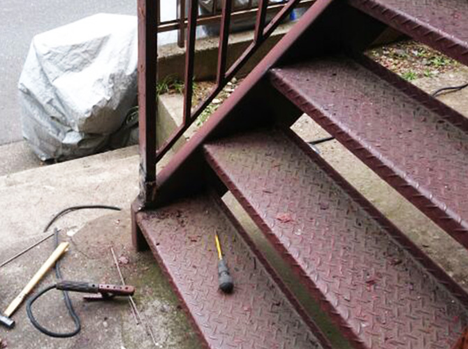 東京都江戸川区アパート鉄骨階段のサビ止め塗装工事の施工前