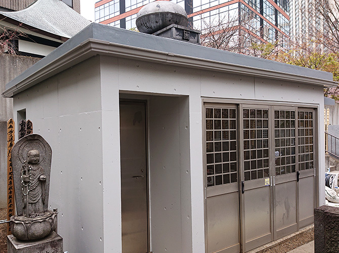 東京都港区六本木コンクリート打ち放し外壁の塗装工事の施工後