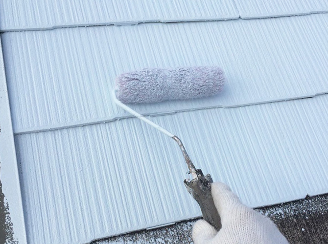 屋根塗装の下塗りを施工します。