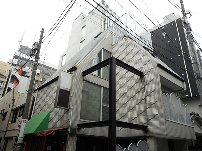 新宿区の建物の屋根塗装・防水工事の施工事例