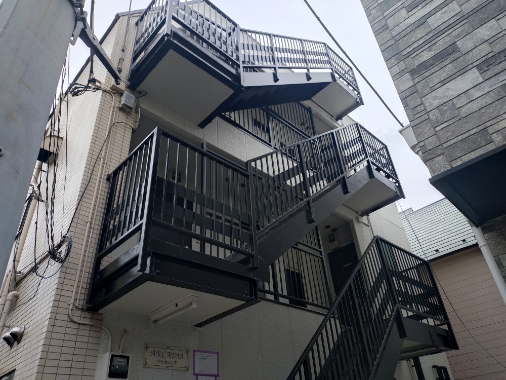 アパート茶色外階段を鉄部塗装した施工後写真