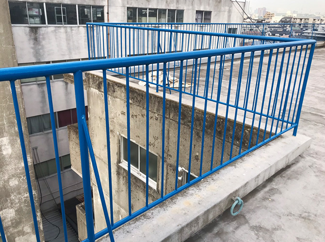 目黒区のマンションで行った屋上手すり塗装工事の施工写真
