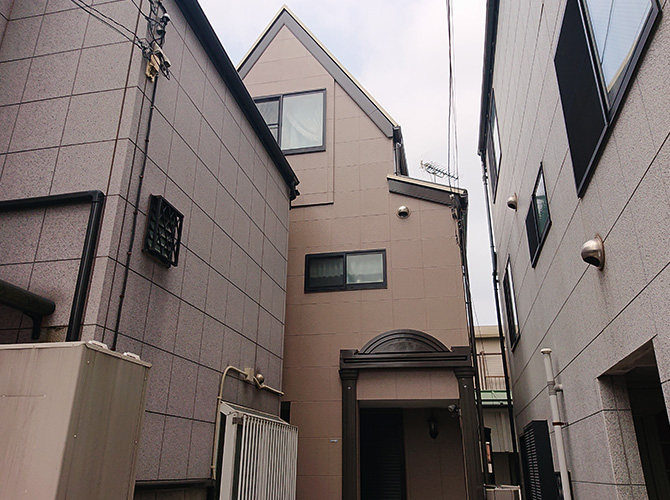 北区の3階建住宅で外壁塗装（ガイナ）を行った施工事例