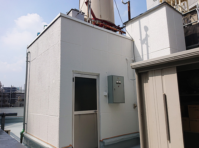 神奈川県川崎市の商業ビルの屋上塔屋塗装工事の施工事例