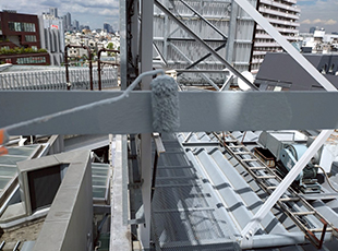 東京都渋谷区テナントビル屋上鉄部の上塗り塗布作業1