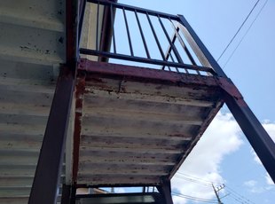 赤サビが広がった鉄骨階段の横桁 施工前