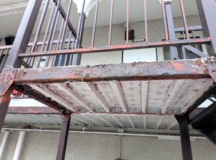 横桁の裏側や接合部まで腐食が進んだ鉄骨階段 施工前