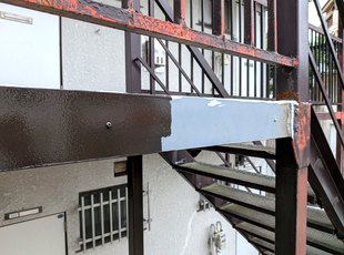 補強用の鋼板を横桁に溶接して取り付けたようす