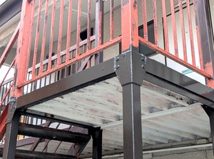 近似色で塗り替えた鉄骨横桁の接合部 施工後