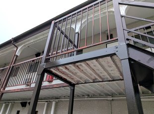補修・塗装した鉄骨階段の横桁を見上げた 施工後