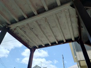 階段裏側の横桁にサビが広がっている鉄骨階段 施工前