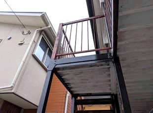 塗り替えた横桁と鉄骨階段を横から見た 施工後