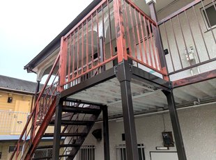 溶接補修と塗装を終えた鉄骨階段を横から見た 施工後
